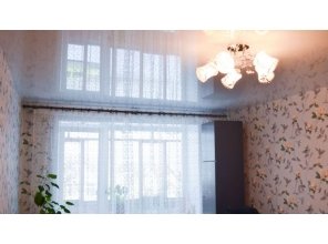 Бесшовный глянцевый натяжной потолок в гостиную 16,8 м2