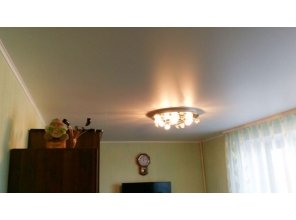 Бесшовный сатиновый натяжной потолок в спальню 15,7 м2