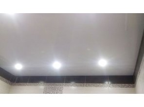 Бесшовный глянцевый натяжной потолок в ванную комнату 3,9 м2