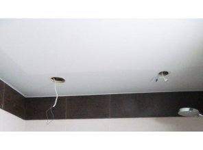 Бесшовный глянцевый натяжной потолок в ванную комнату 2,4 м2