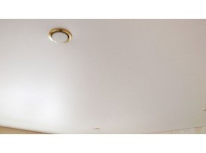 Бесшовный матовый натяжной потолок в спальню 7,9 м2