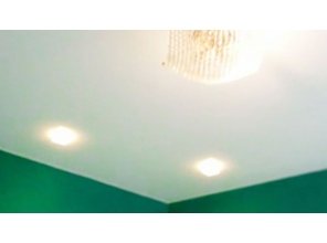 Бесшовный глянцевый натяжной потолок в спальню 13,1 м2