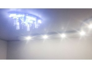 Двухуровневый сатиновый натяжной потолок в гостиную 20,8 м2