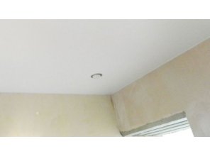 Бесшовный сатиновый натяжной потолок в прихожей 8,6 м2