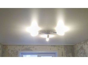 Бесшовный сатиновый натяжной потолок в спальне 7,8 м2