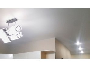 Бесшовный матовый натяжной потолок на кухню 14,5 м2
