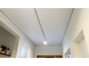 Монтаж потолка в прихожей 11 м2 с использованием пленки VIPCEILING серии MONLANGE S9020 (3.25)