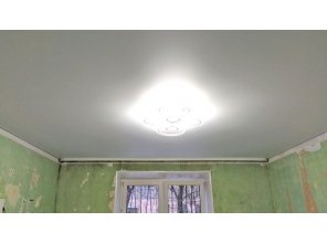 Монтаж потолка в гостиной 18 м2 с использованием пленки VIPCEILING серии MONLANGE M9001 (4.00)