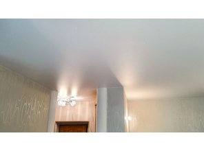 Монтаж потолка в квартире 28 м2 с использованием пленки VIPCEILING серии MONLANGE M9001 (5.45)