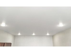 Монтаж потолка в спальне 10 м2 с использованием пленки VIPCEILING серии MONLANGE M9001 (2.60)