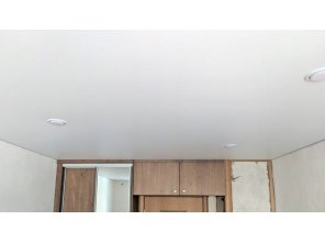 Монтаж потолка в спальне 9 м2 с использованием пленки VIPCEILING серии MONLANGE M9001 (2.60)