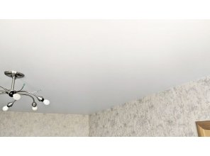 Монтаж потолка в гостиной 17 м2 с использованием пленки VIPCEILING серии MONLANGE M9001 (3.25)