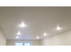 Монтаж потолка в гостиной 16 м2 с использованием пленки VIPCEILING серии MONLANGE M9001 (3.25)