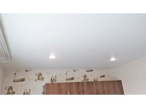 Монтаж потолка на кухне 9 м2 с использованием пленки VIPCEILING серии MONLANGE M9001 (3.25)