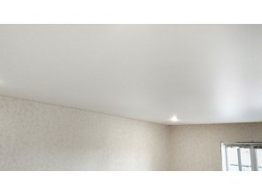 Монтаж потолка в гостиной 25 м2 с использованием пленки VIPCEILING серии MONLANGE M9001 (4.35)