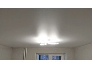 Монтаж потолка в спальне 11 м2 с использованием пленки VIPCEILING серии MONLANGE M9001 (3.25)