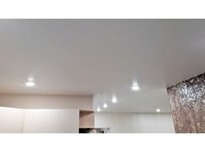 Монтаж потолка на кухне 22 м2 с использованием пленки VIPCEILING серии MONLANGE S9020 (5.45)