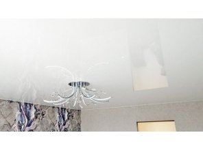 Монтаж потолка в гостиной 15 м2 с использованием пленки VIPCEILING серии MONLANGE L9001 (3.50)