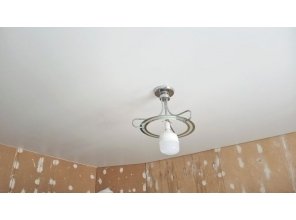 Монтаж потолка в деревянном доме 15 м2 с использованием пленки VIPCEILING серии MONLANGE S9020 (3.25)