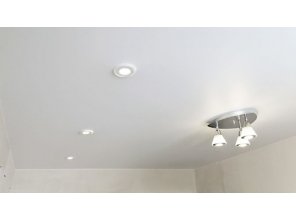 Монтаж потолка на кухне 9 м2 с использованием пленки VIPCEILING серии MONLANGE M9001 (2.60)