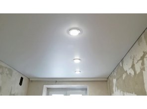 Монтаж потолка на кухне 8 м2 с использованием пленки VIPCEILING серии MONLANGE M9001 (2.15)
