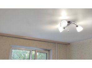 Монтаж потолка в спальне 11 м2 с использованием пленки VIPCEILING серии MONLANGE M9001 (3.25)