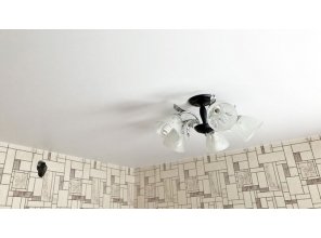 Монтаж потолка на кухне 9 м2 с использованием пленки VIPCEILING серии MONLANGE M9001 (3.25)