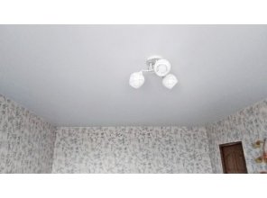 Монтаж потолка в гостиной 19 м2 с использованием пленки VIPCEILING серии MONLANGE M9001 (3.50)