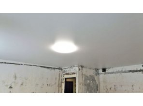 Монтаж потолка в офисе 26 м2 с использованием пленки VIPCEILING серии MONLANGE M9001 (5.45)