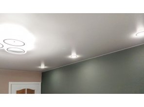 Монтаж потолка в спальне 13 м2 с использованием пленки VIPCEILING серии MONLANGE M9001 (3.25)