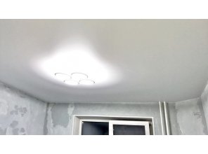 Монтаж потолка в спальне 10 м2 с использованием пленки VIPCEILING серии MONLANGE M9001 (3.25)
