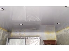 Монтаж потолка в спальне 13 м2 с использованием пленки VIPCEILING серии MONLANGE L9190 (3.50)