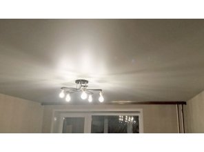 Монтаж потолка в гостиной 18 м2 с использованием пленки VIPCEILING серии MONLANGE M9001 (3.25)