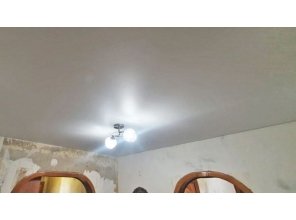 Монтаж потолка в прихожей 7 м2 с использованием пленки VIPCEILING серии MONLANGE M9001 (2.60)