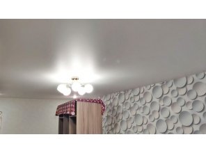 Монтаж потолка в гостиной 20 м2 с использованием пленки VIPCEILING серии MONLANGE M9001 (3.50)