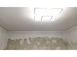 Монтаж потолка в спальне 11 м2 с использованием пленки VIPCEILING серии MONLANGE M9001 (3.25)