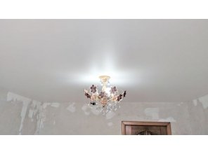 Монтаж потолка в спальне 12 м2 с использованием пленки VIPCEILING серии MONLANGE M9001 (3.25)