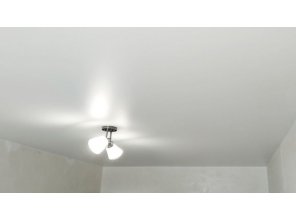 Монтаж потолка в спальне 17 м2 с использованием пленки VIPCEILING серии MONLANGE S9020 (3.25)