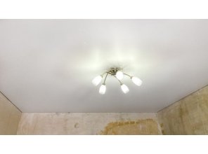 Монтаж потолка в спальне 12 м2 с использованием пленки VIPCEILING серии MONLANGE M9001 (3.25)