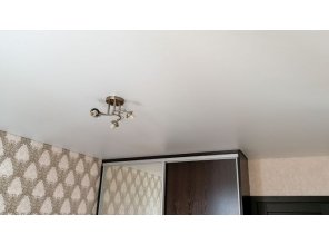 Монтаж потолка в спальне 11 м2 с использованием пленки VIPCEILING серии MONLANGE S9020 (3.25)