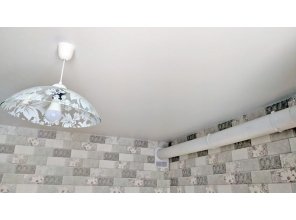 Монтаж потолка на кухне 9 м2 с использованием пленки VIPCEILING серии MONLANGE M9001 (3.25)