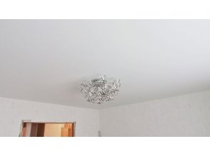 Монтаж потолка в гостиной 15 м2 с использованием пленки VIPCEILING серии MONLANGE M9001 (3.80)