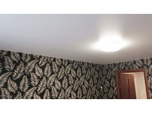 Монтаж потолка в спальне 13 м2 с использованием пленки VIPCEILING серии MONLANGE M9001 (3.25)