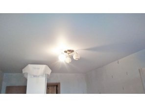 Монтаж потолка в спальне 13 м2 с использованием пленки VIPCEILING серии MONLANGE M9001 (3.25)