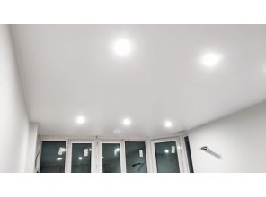 Монтаж потолка в спальне 14 м2 с использованием пленки VIPCEILING серии MONLANGE M9001 (3.25)