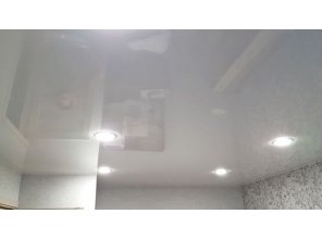 Монтаж потолка в гостиной 18 м2 с использованием пленки VIPCEILING серии MONLANGE L9001 (3.50)