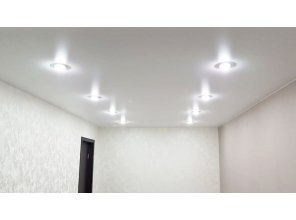 Монтаж потолка в гостиной 17 м2 с использованием пленки VIPCEILING серии MONLANGE M9001 (3.25)