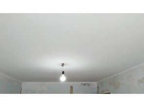 Монтаж потолка в гостиной 17 м2 с использованием пленки VIPCEILING серии MONLANGE L9001 (3.25)