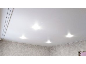 Монтаж потолка в спальне 10 м2 с использованием пленки VIPCEILING серии MONLANGE M9001 (3.25)