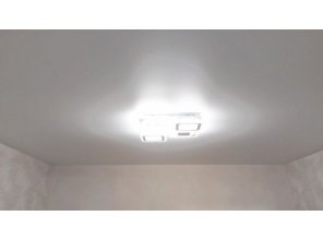 Монтаж потолка в гостиной 17 м2 с использованием пленки VIPCEILING серии MONLANGE M9001 (4.00)